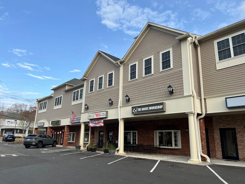 500 Monroe Tpke, Monroe, CT à louer - Photo de l’immeuble – Image 2 sur 5