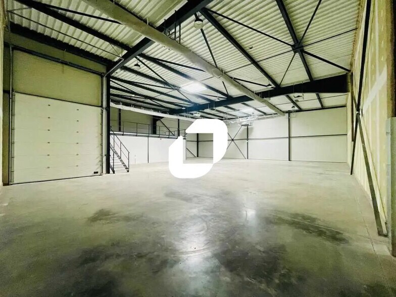 Bureau dans Janneyrias à louer - Photo de l’immeuble – Image 2 sur 21