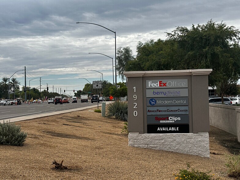 1920 S Stapley Dr, Mesa, AZ à louer - Photo de l’immeuble – Image 3 sur 5