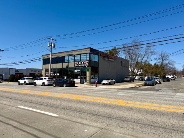 2459 Merrick Rd, Bellmore, NY à vendre - Photo de l’immeuble – Image 3 sur 7