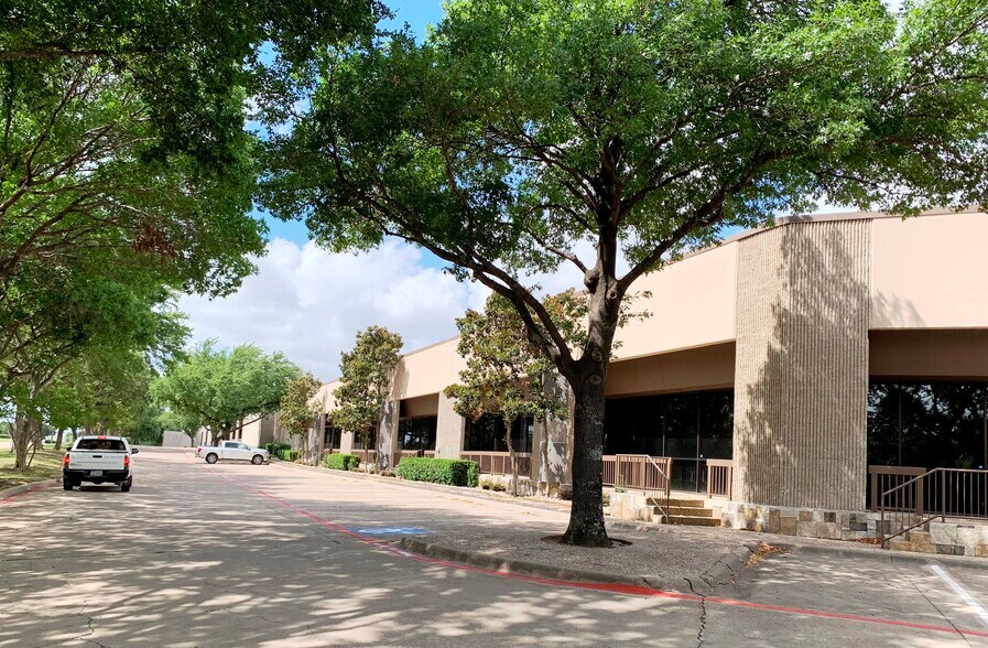 6025 Commerce Dr, Irving, TX à louer - Photo de l’immeuble – Image 3 sur 6