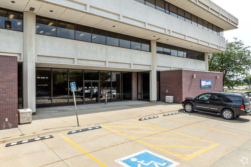 425 Cedar St, Waterloo, IA à vendre - Photo de l’immeuble – Image 3 sur 6