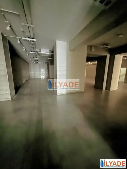 77 79 Rue Saint Ferreol, Marseille à louer - Photo de l’immeuble – Image 3 sur 5