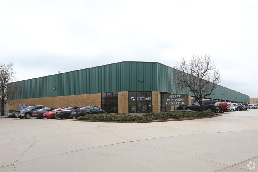 680 Crown Industrial Ct, Chesterfield, MO à louer - Photo principale – Image 1 sur 15