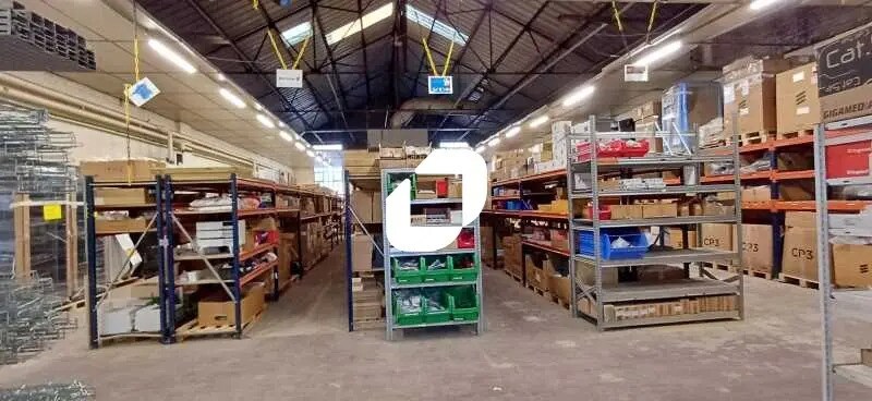 Local d'activités dans Aubergenville à vendre - Photo de l’immeuble – Image 2 sur 5