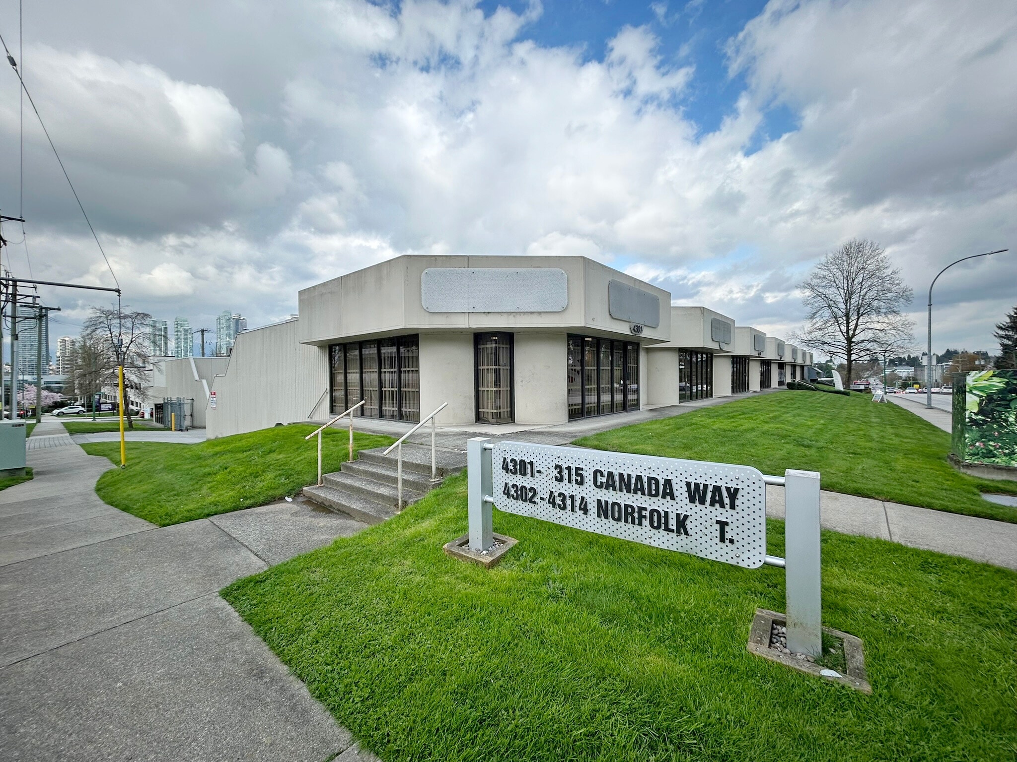 4302-4314 Norfolk St, Burnaby, BC à louer Photo de l’immeuble– Image 1 sur 5