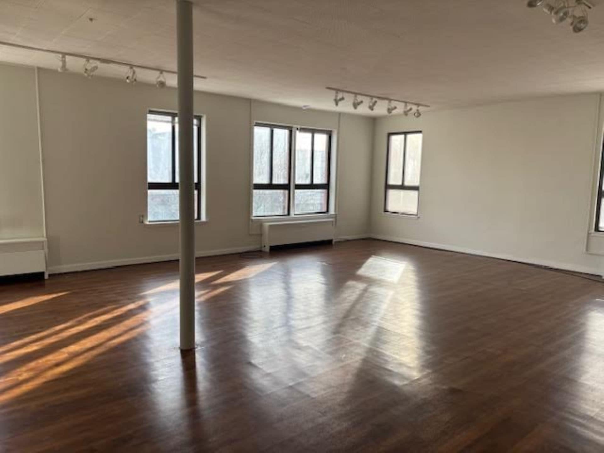 600 S Washington Ave, Royal Oak, MI à louer Photo intérieure– Image 1 sur 2