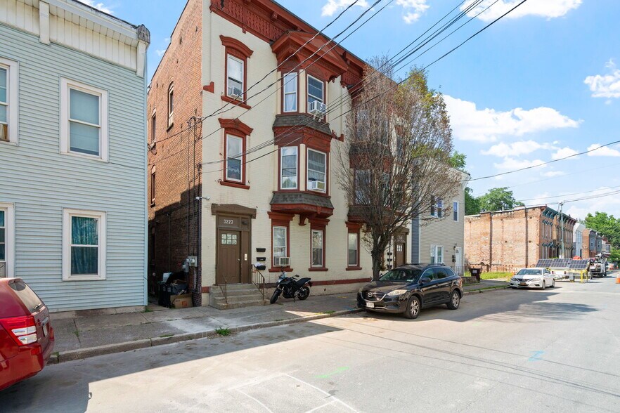 3227-3229 Seventh Ave, Troy, NY à vendre - Photo de l’immeuble – Image 2 sur 7