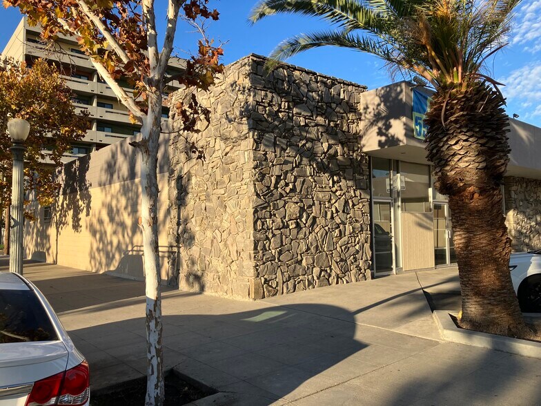 1815 Van Ness Ave, Fresno, CA à louer - Photo de l’immeuble – Image 3 sur 9