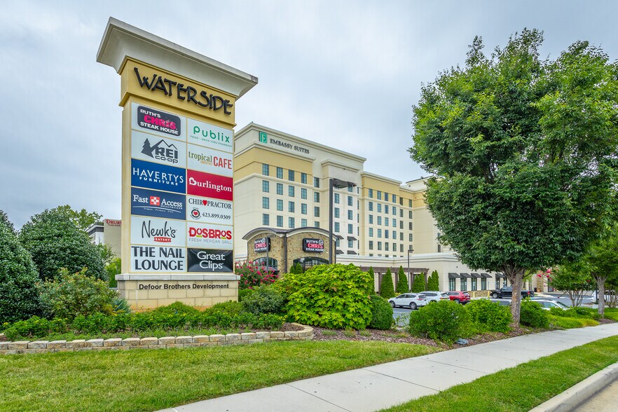 7201 Shallowford Rd, Chattanooga, TN à louer - Photo de l’immeuble – Image 3 sur 24