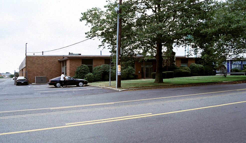 100 Smith St, Farmingdale, NY à louer - Photo principale – Image 1 sur 2
