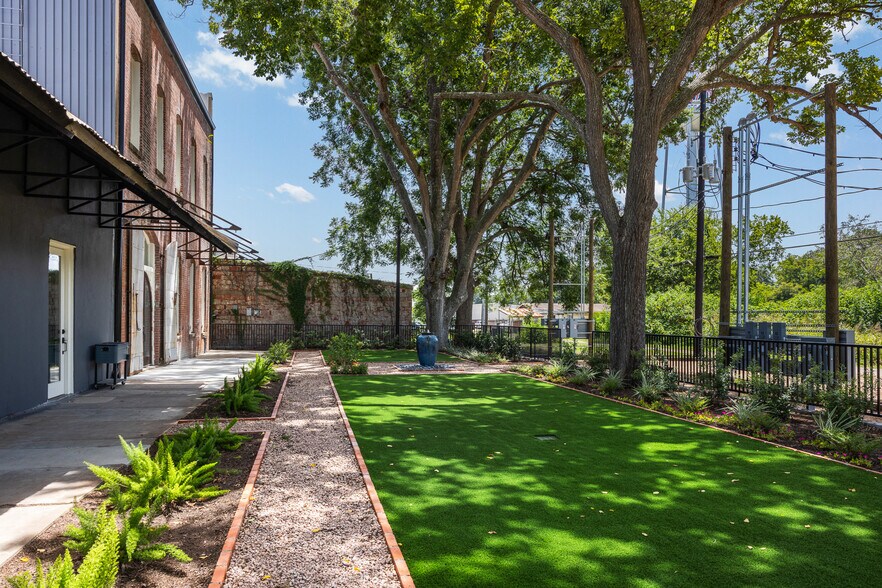 6321 Commerce St, Wallis, TX à louer - Photo de l’immeuble – Image 3 sur 9