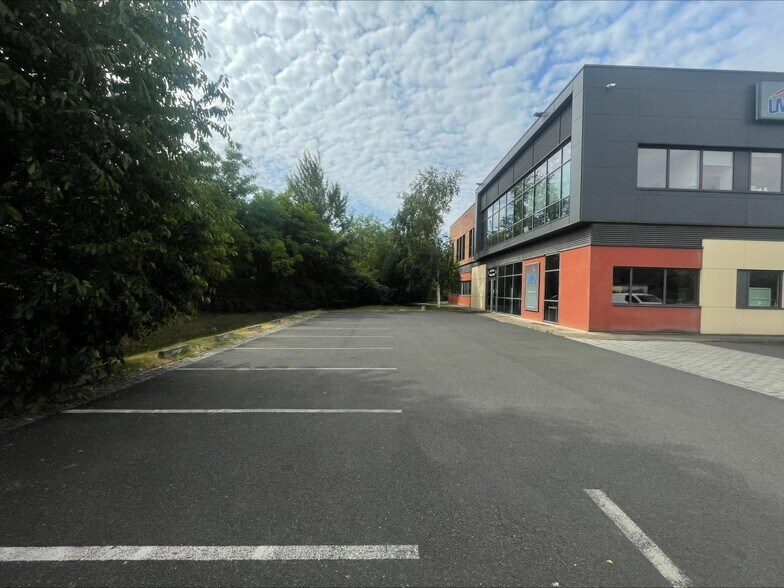 Local d’activités dans Villeneuve-la-Garenne à louer - Photo de l’immeuble – Image 2 sur 14