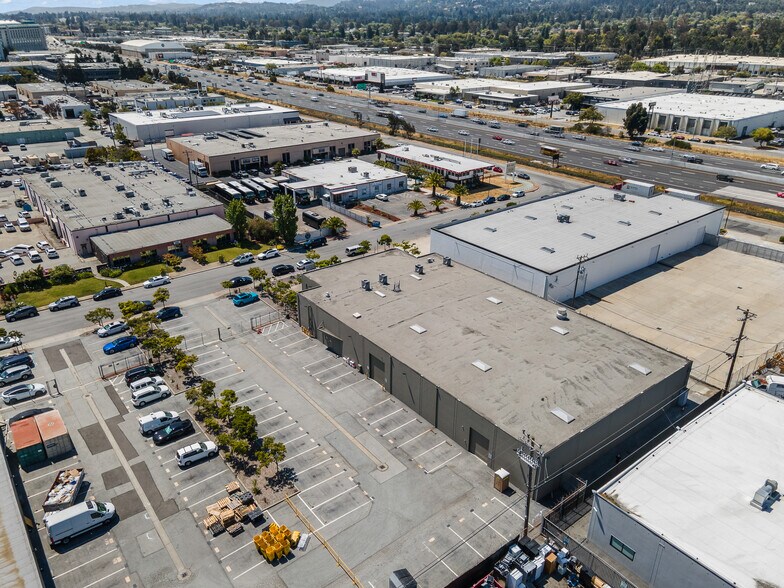 880 Stanton Rd, Burlingame, CA à louer - Photo de l’immeuble – Image 2 sur 20