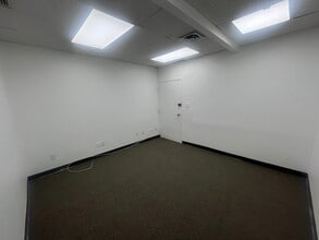 72-32 Broadway, Jackson Heights, NY à louer Photo intérieure– Image 2 sur 2