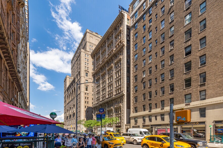 180 W 58th St, New York, NY à vendre - Photo de l’immeuble – Image 2 sur 4