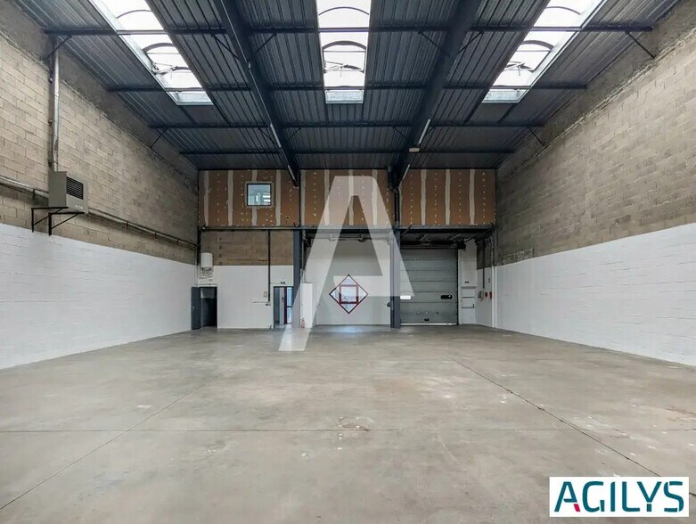 Local d’activités dans Élancourt à louer - Photo de l’immeuble – Image 2 sur 9