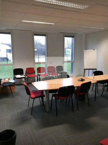 Bureau dans Pusignan à louer - Photo de l’immeuble – Image 3 sur 8