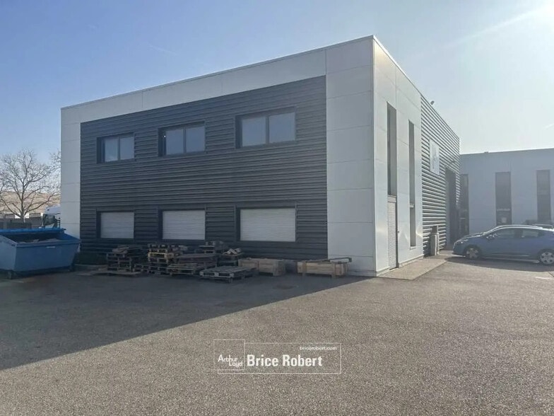 Local d’activités dans Chassieu à louer - Photo de l’immeuble – Image 2 sur 3