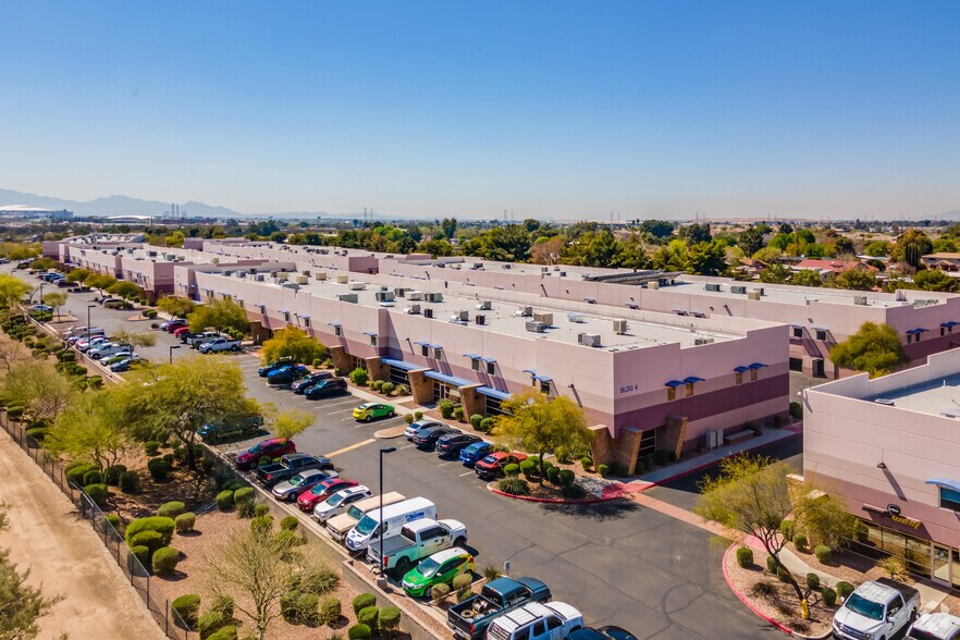 9299 W Olive Ave, Peoria, AZ à louer - Photo de l’immeuble – Image 3 sur 20