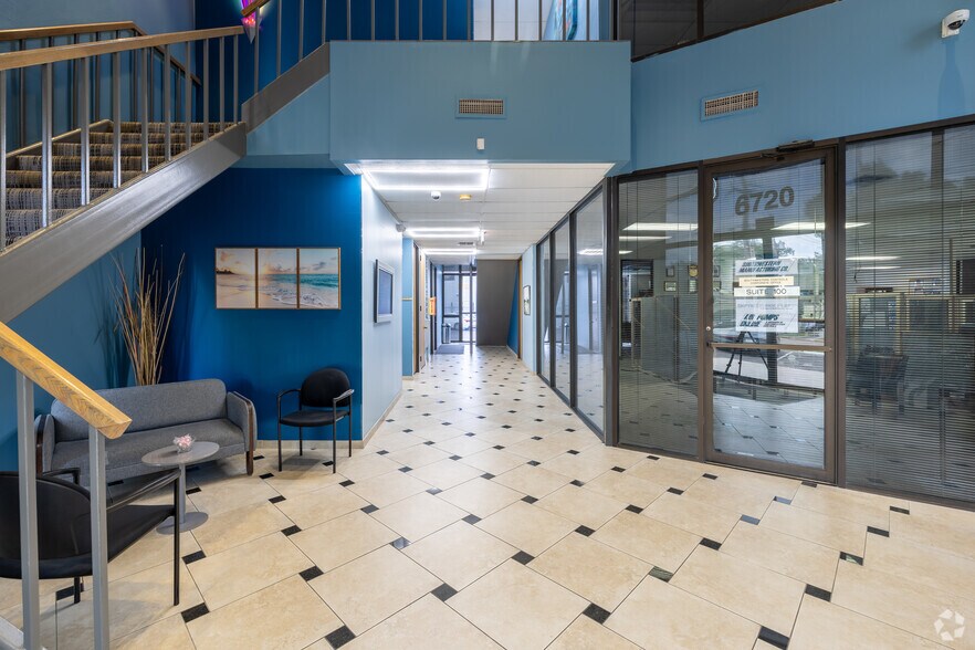 6720 Sands Point Dr, Houston, TX à louer - Photo principale – Image 1 sur 23