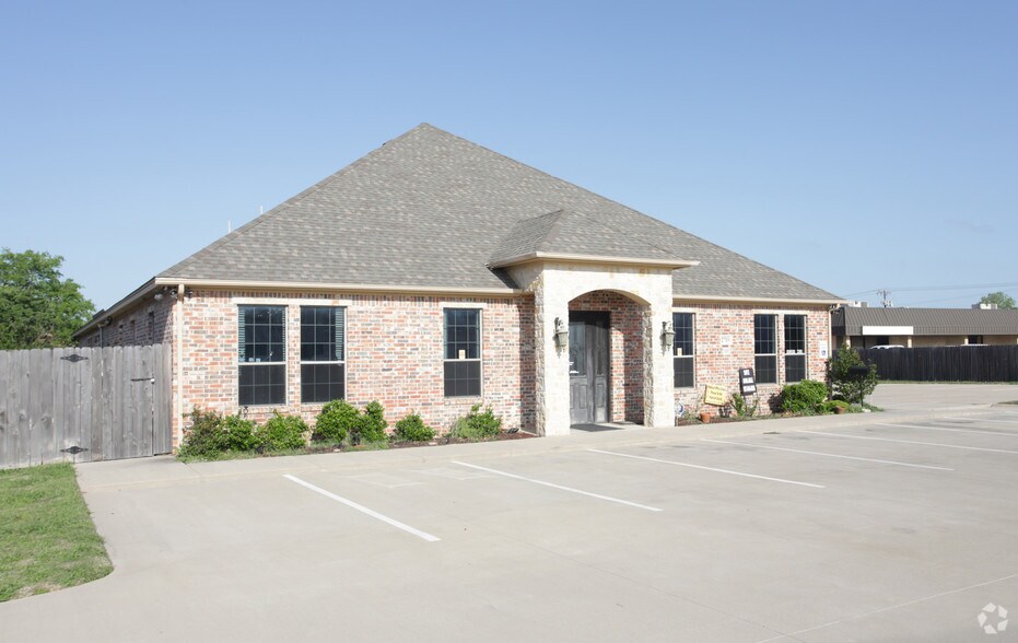 2719 Northridge Dr, Bedford, TX à louer - Photo de l’immeuble – Image 2 sur 3