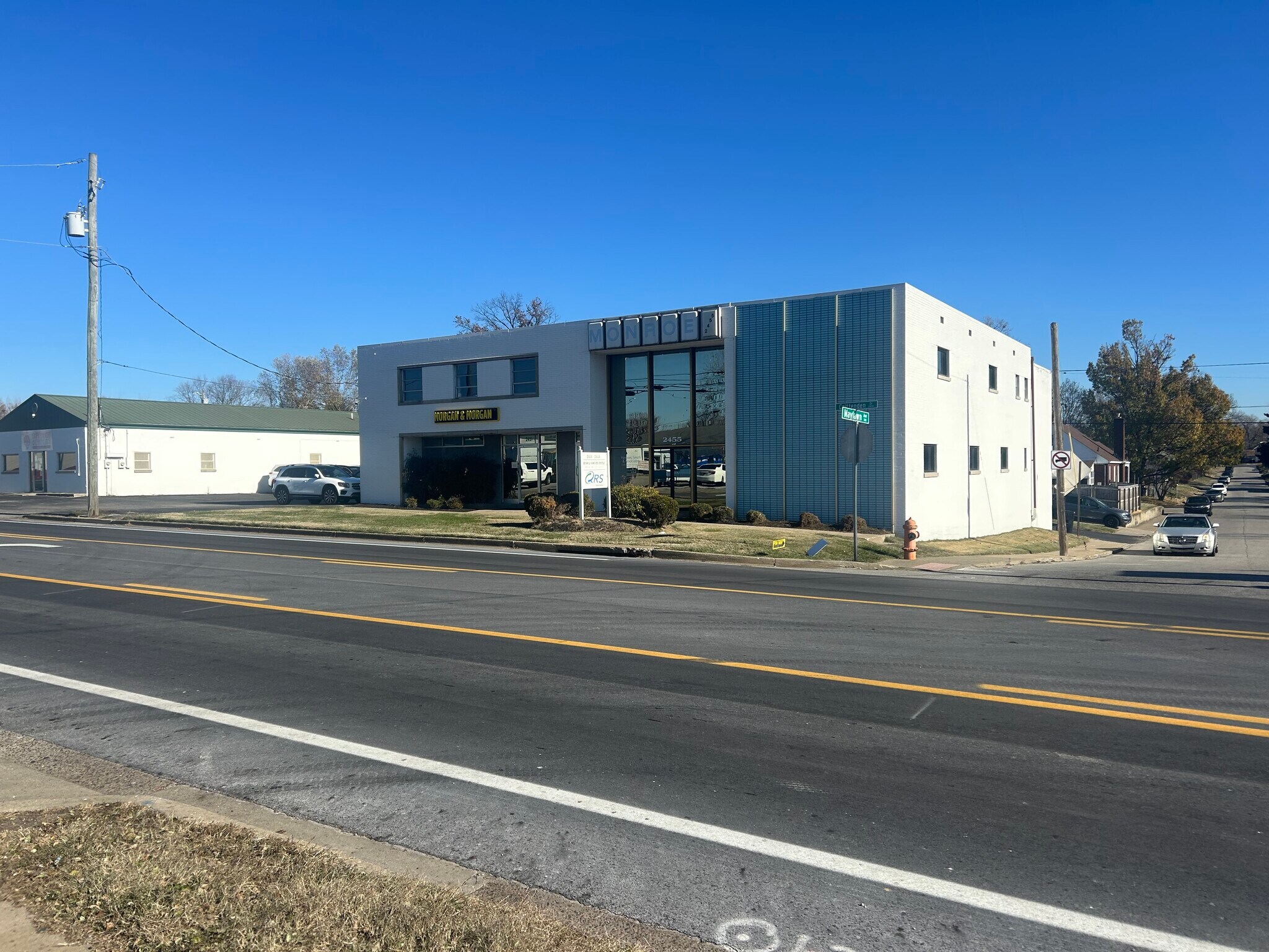 2451 Crittenden Dr, Louisville, KY à louer Photo de l’immeuble– Image 1 sur 2