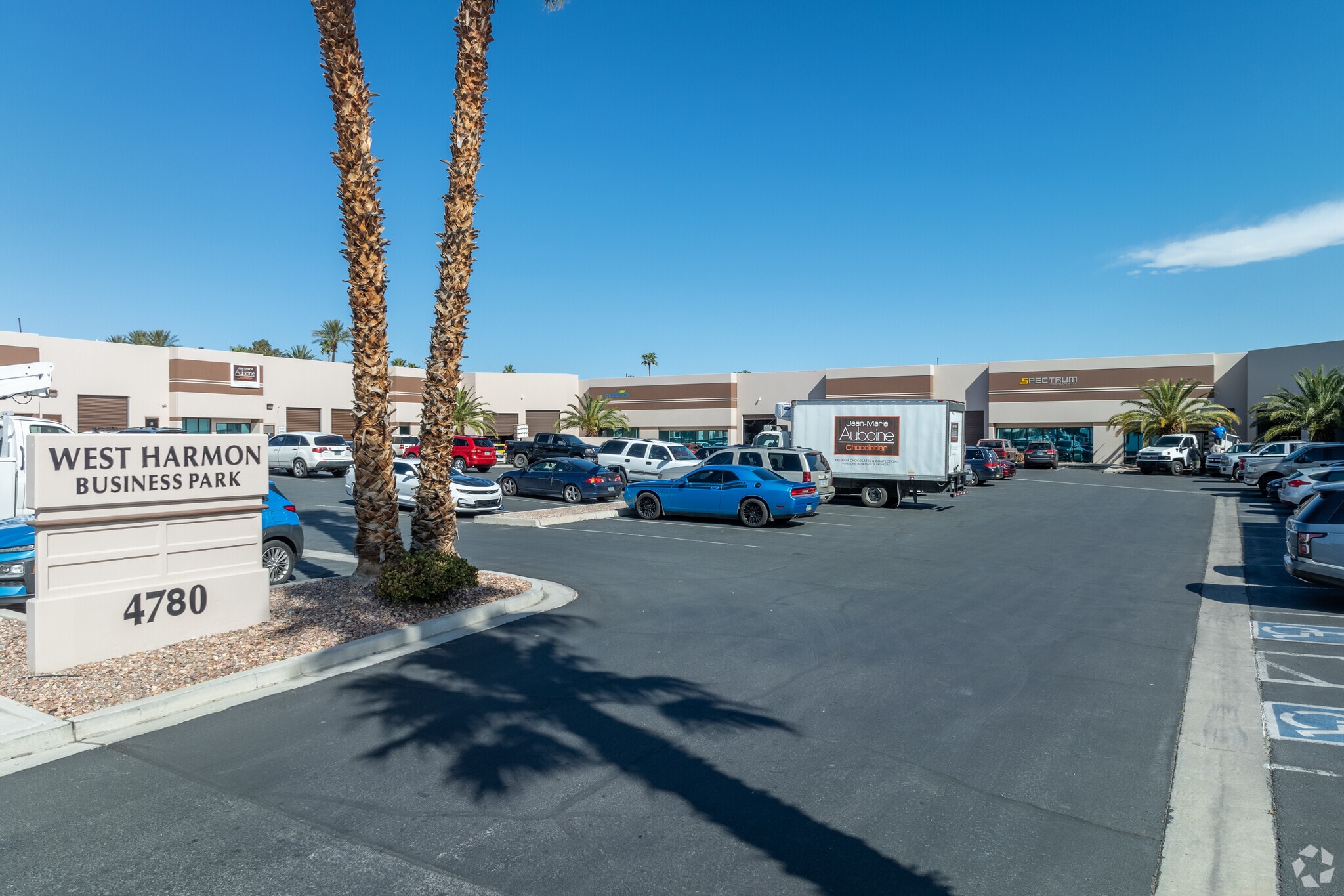 4780 W Harmon Ave, Las Vegas, NV à louer Photo de l’immeuble– Image 1 sur 7