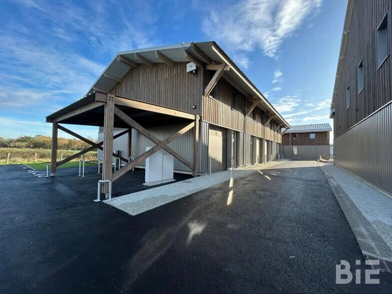 Local d'activités dans Le Haillan à vendre - Photo de l’immeuble – Image 2 sur 11