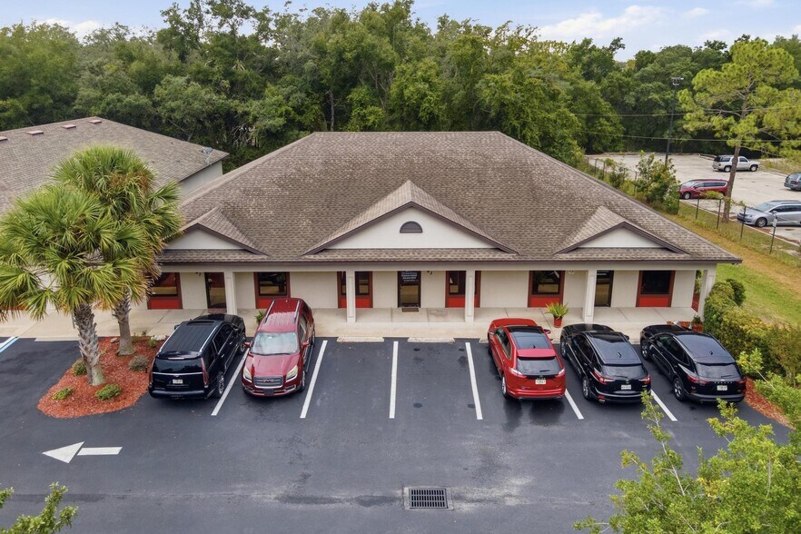 375 Fennell Blvd, Lady Lake, FL à vendre - Photo de l’immeuble – Image 2 sur 43