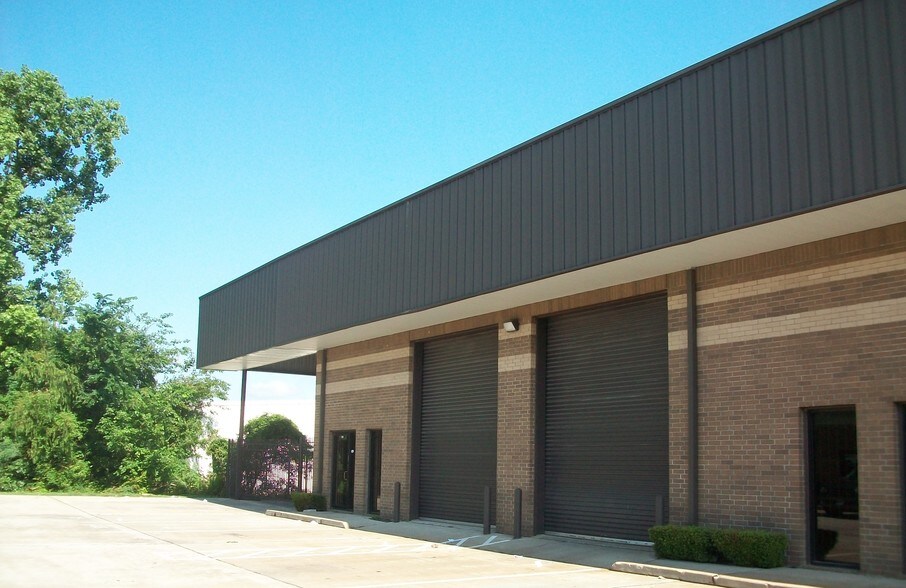 5829 W Sam Houston Pky N, Houston, TX à louer - Photo de l’immeuble – Image 2 sur 9