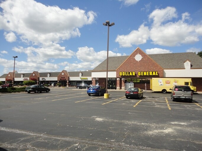 15311-15361 17 Mile Rd, Clinton Township, MI à louer - Photo de l’immeuble – Image 1 sur 3