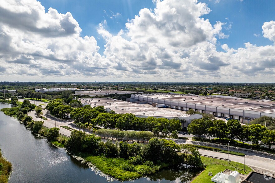 13800 NW 2nd St, Sunrise, FL à louer - Photo de l’immeuble – Image 3 sur 4