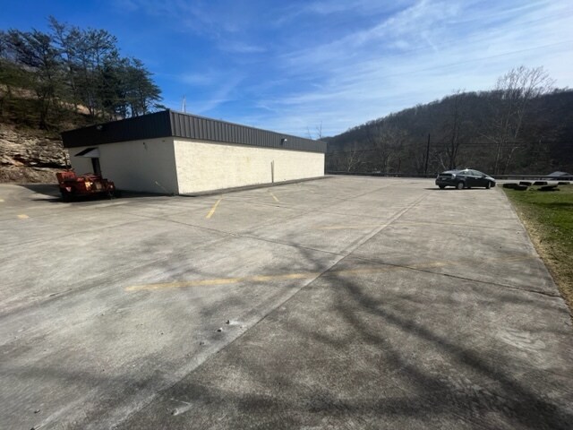 4819 Pennsylvania Ave, Big Chimney, WV à louer - Photo de l’immeuble – Image 2 sur 6