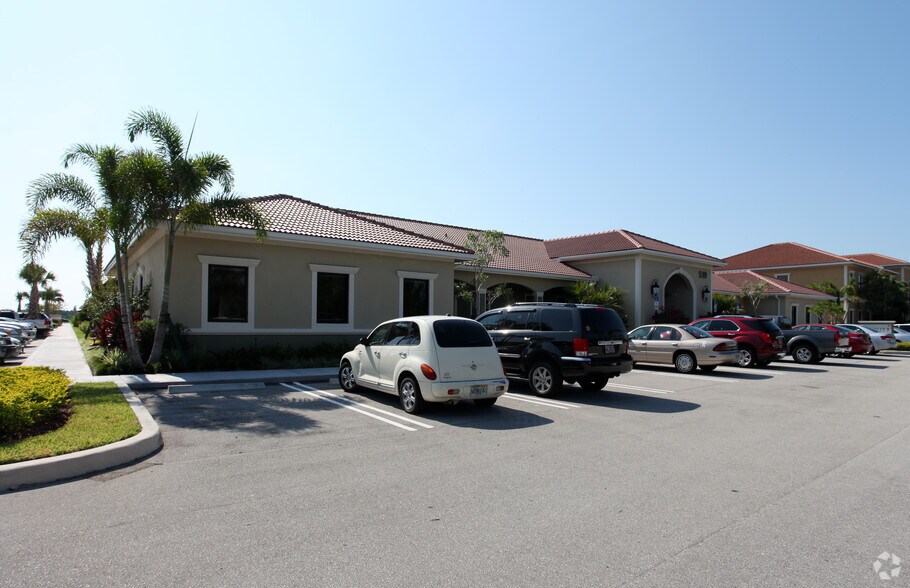 519 NW Lake Whitney Pl, Port Saint Lucie, FL à vendre - Photo de l’immeuble – Image 2 sur 4