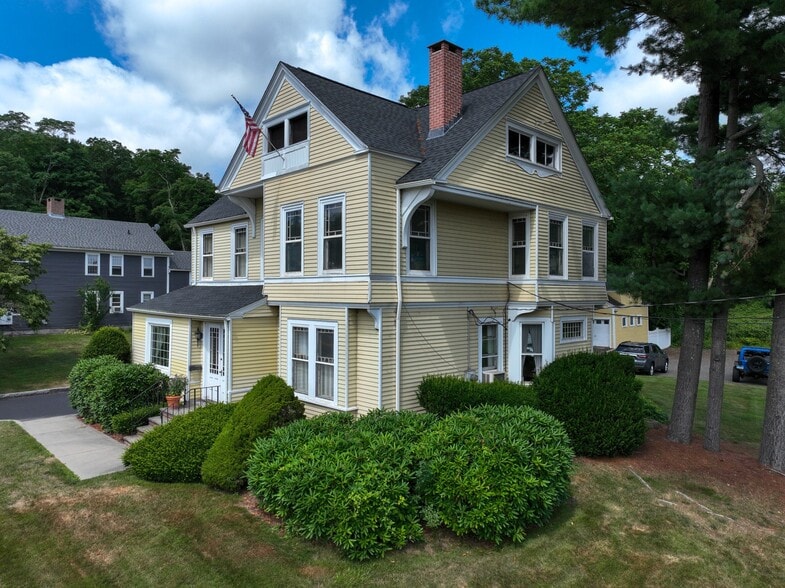 8 W High St, East Hampton, CT à vendre - Photo de l’immeuble – Image 3 sur 28