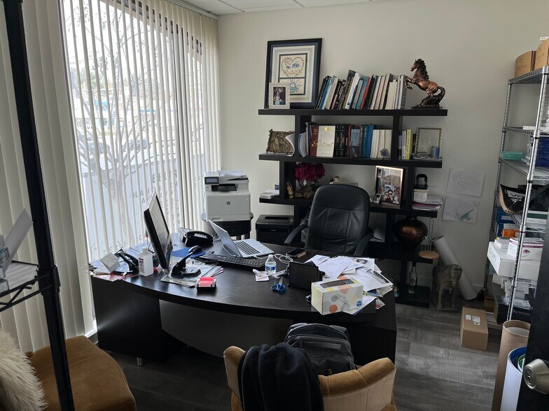 10884 Santa Monica Blvd, Los Angeles, CA à louer - Photo intérieure – Image 2 sur 10