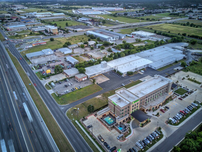 1942 S Interstate 35, San Marcos, TX à louer - Photo de l’immeuble – Image 3 sur 25