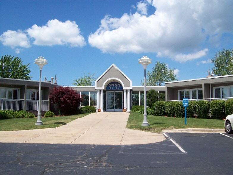 3737 Lake Eastbrook Blvd SE, Grand Rapids, MI à louer - Photo de l’immeuble – Image 1 sur 2