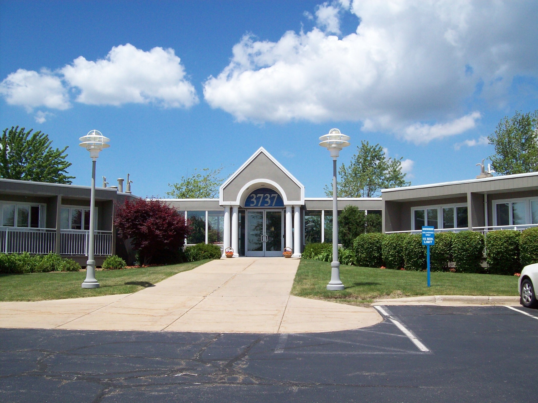 3737 Lake Eastbrook Blvd SE, Grand Rapids, MI à louer Photo de l’immeuble– Image 1 sur 3