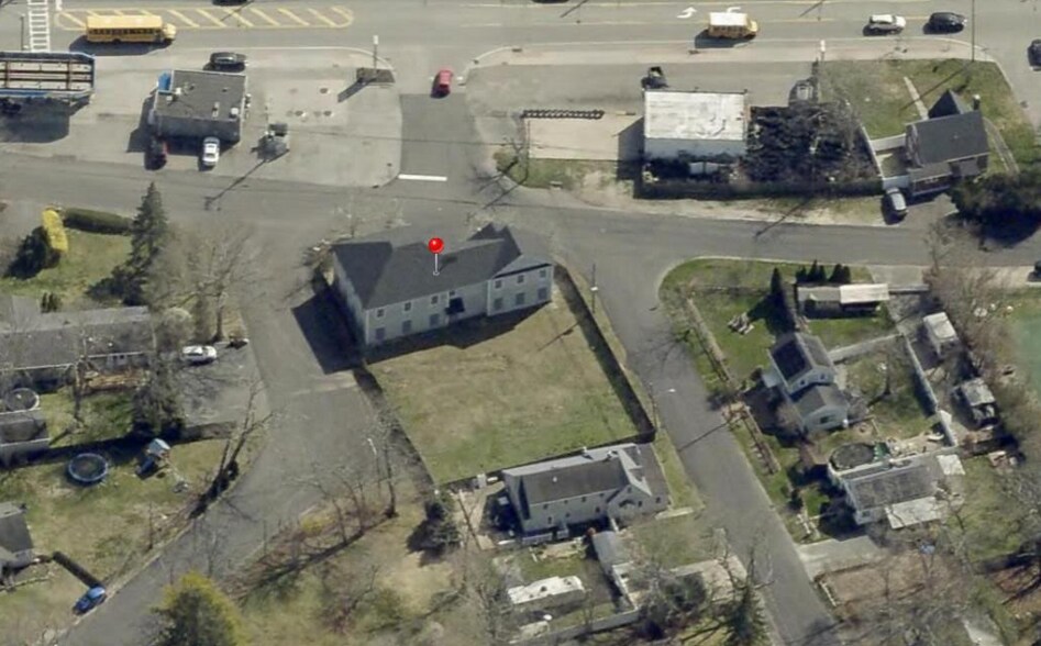 21 Old Montauk Hwy, Mastic, NY à vendre - Photo de l’immeuble – Image 1 sur 11