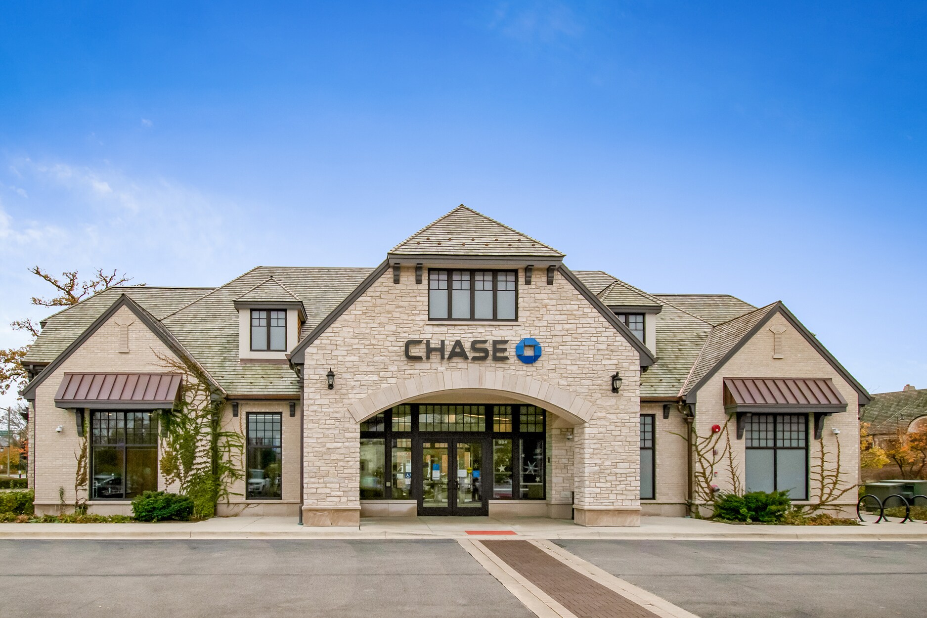 884 S Waukegan Rd, Lake Forest, IL à vendre Photo de l’immeuble– Image 1 sur 4