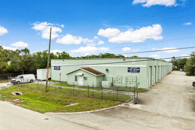 Plus de détails pour 2155 NW Settle Ave, Port Saint Lucie, FL - Industriel/Logistique à louer