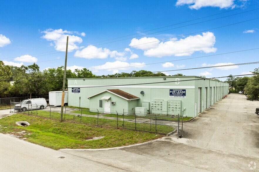 2155 NW Settle Ave, Port Saint Lucie, FL à louer - Photo de l’immeuble – Image 3 sur 8
