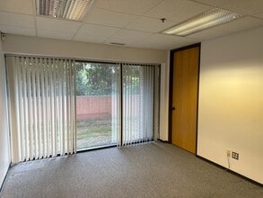 26677 W 12 Mile Rd, Southfield, MI à louer Photo intérieure– Image 1 sur 2