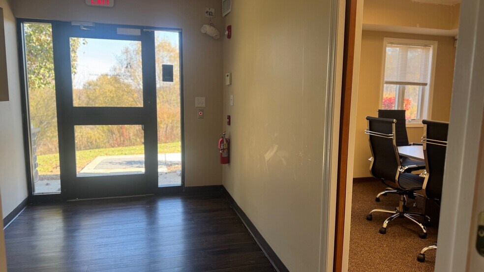 1460 Route 17M, Chester, NY à louer - Hall d’entrée – Image 3 sur 35