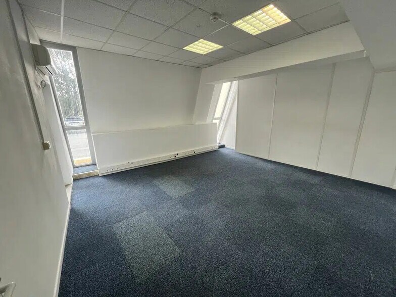 Industriel/Logistique dans Valbonne à louer - Photo de l’immeuble – Image 2 sur 4