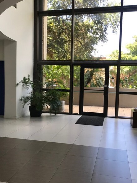 3325 NW 70th Ave, Miami, FL à louer - Photo intérieure – Image 3 sur 7