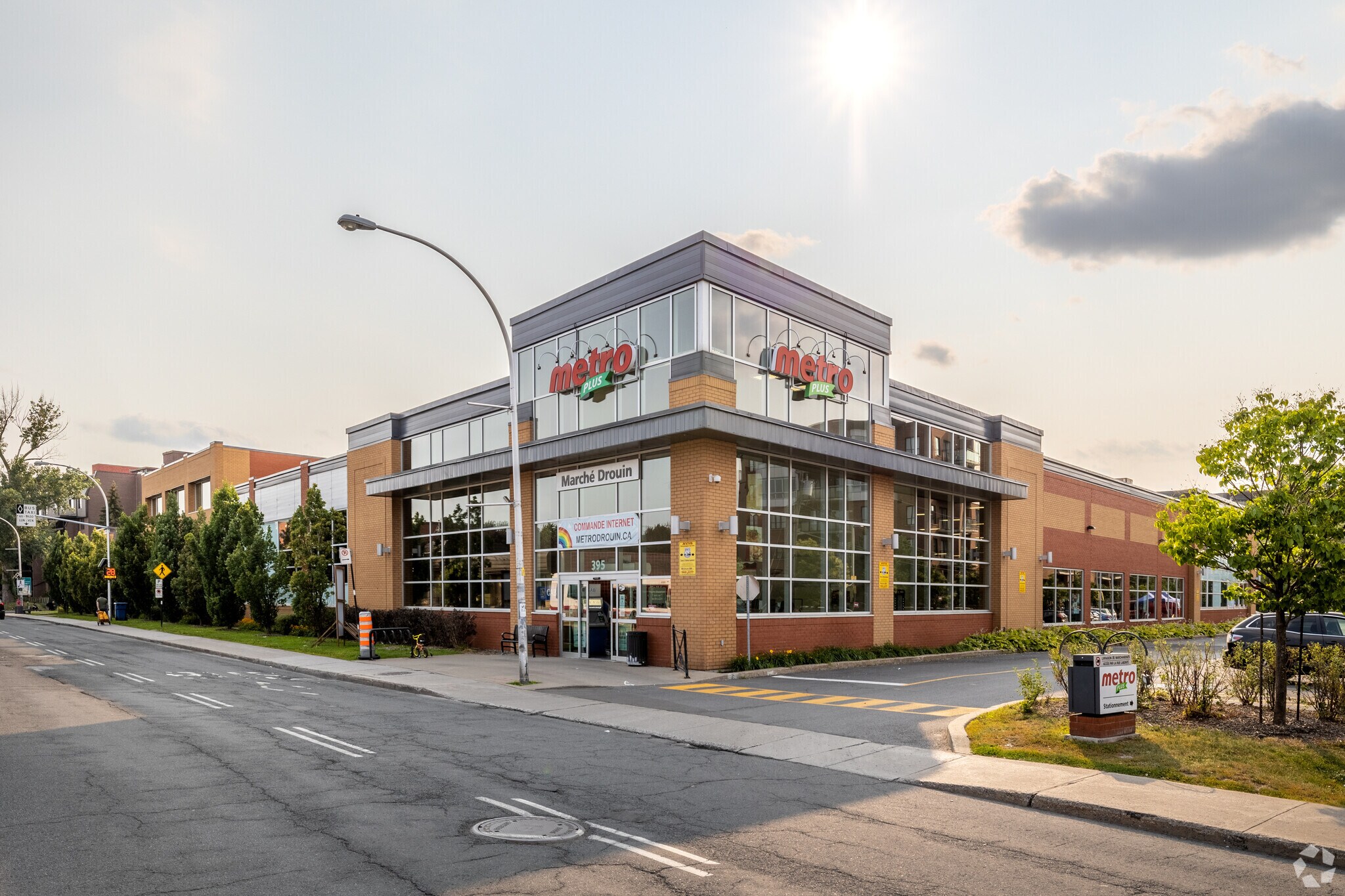 395-425 Rue Saint-Charles O, Longueuil, QC à louer Photo principale– Image 1 sur 11