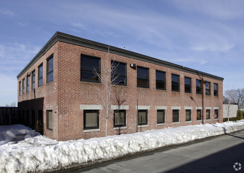 717 Allens Ave, Providence, RI à louer - Photo de l’immeuble – Image 3 sur 12